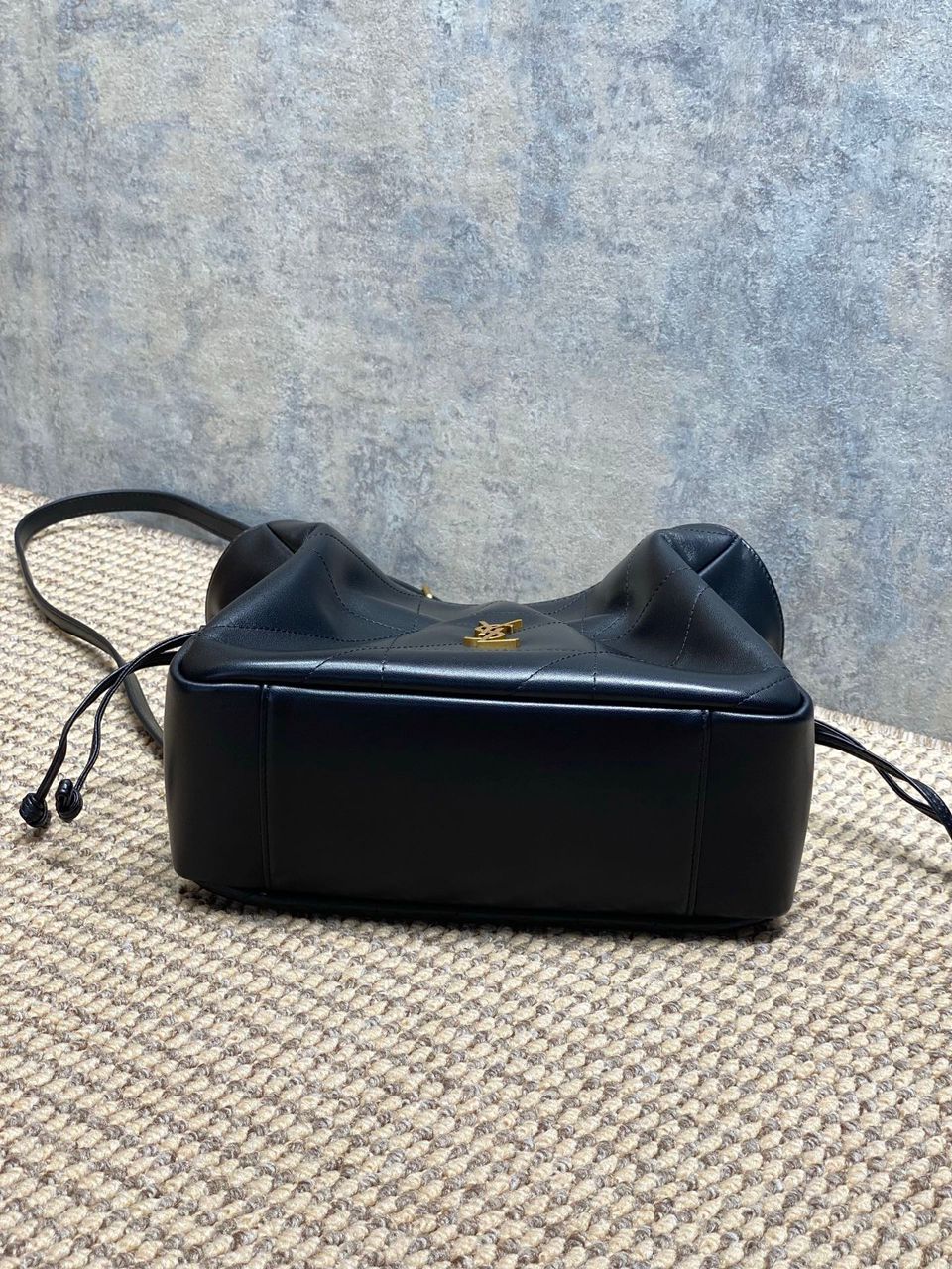 YSL Jamie Pouch preta vista frontal